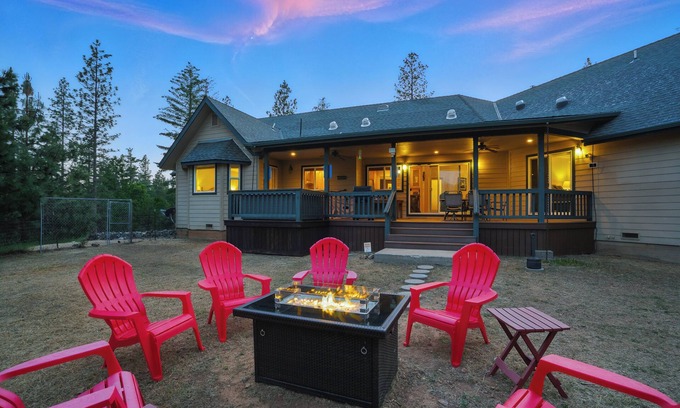 Mariposa Cabina | A Large Home with Mountain Views
