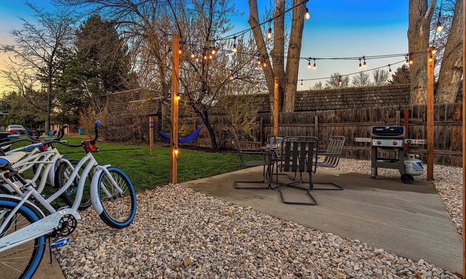 University Acres Casa | Ultimate Group Getaway | Big Yard, Fire Pit, Grill