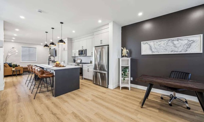 Southwest Calgary Casa | Ultimate Group Stay, 3 King Beds, 2 Suites