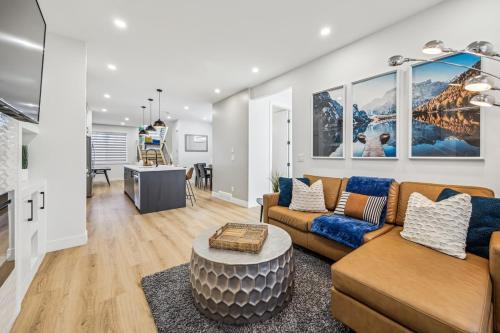 Southwest Calgary Casa | Ultimate Group Stay, 3 King Beds, 2 Suites