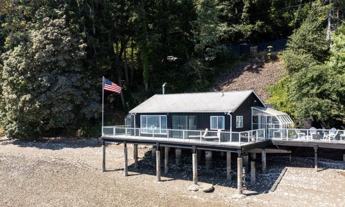 Mason County Cabina | Ultimate Hood Canal beach cabin