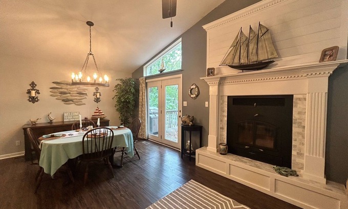Quitman Cabaña | Ultimate lakeside retreat at the charming Kings Place Cottage!