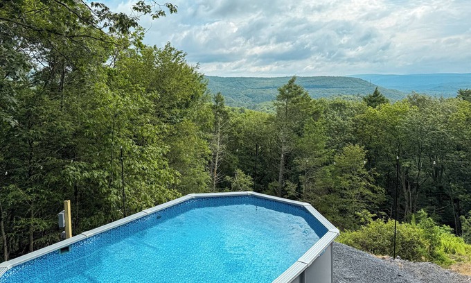 East Stroudsburg Casa | Ultimate Mountain View Retreat w/ Private Pool, Hot Tub, Sauna, Cold Plunge
