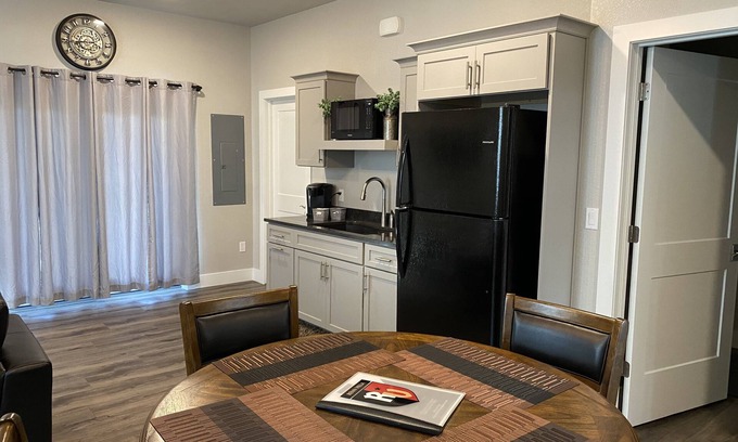 Elkhart Lake Condominio | Ultimate Racing Fan Suite Near Road America – Relax Between Laps!