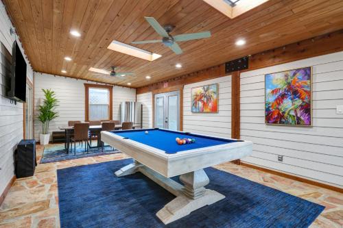 Wetmore Casa | Ultimate Retreat Game Room Fire Pit Bbq Office