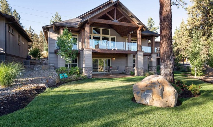 Southern Crossing Casa | ¡NUEVO! Pase las vacaciones de verano con su familia en el río Deschutes en Old Mill. Habitación con literas. Capacidad para 10 personas.