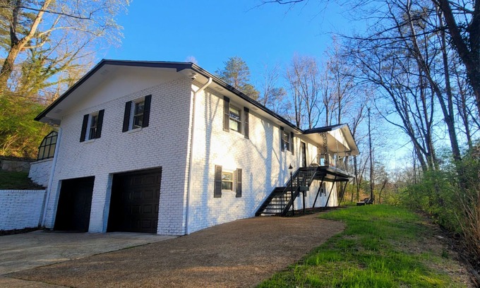 Red Bank Casa | Ultimate Serene Mountain Retreat on 1+ Acre Private Land, Minutes to Downtown