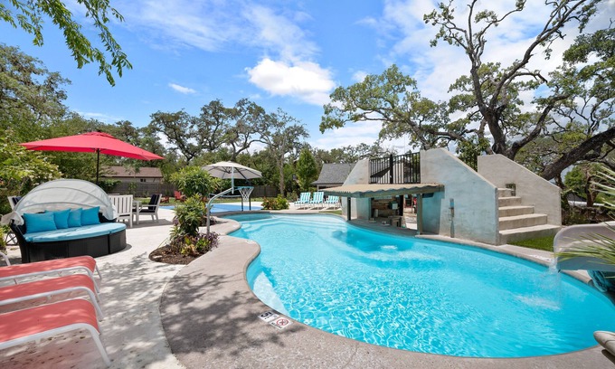 Leon Valley Casa | Ultimate Vacay! Luxury Pool, Pickleball, Basketball & More!
