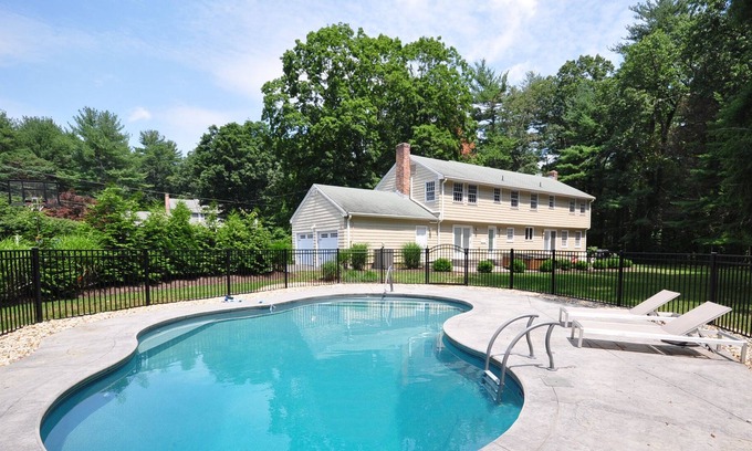West Simsbury Casa | Ultimate West Simsbury 5 Bedroom House Rental with Private Pool and Outdoor Spa