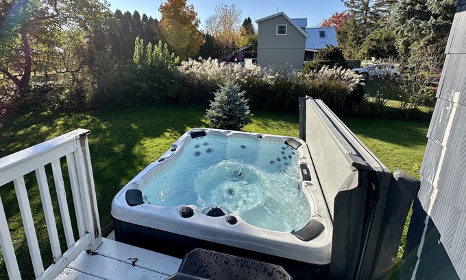 Niagara-on-the-Lake Cabaña | Ultimate Wine Country Getaway - HOTTUB, Games Room, Netflix