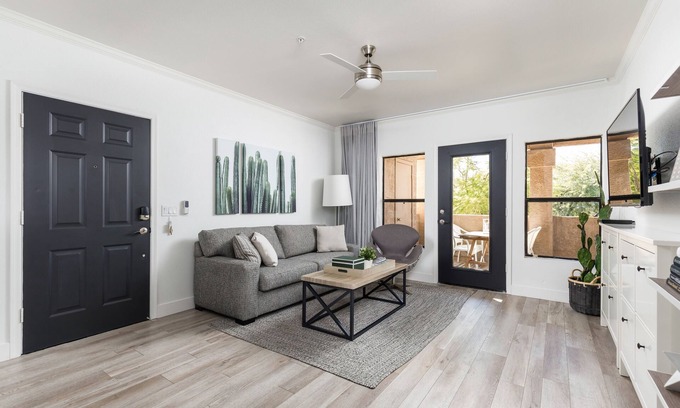 North Scottsdale Condominio | MAGNÍFICO - SOLO SE REMODELÓ - ¡Camine a la tienda de comestibles, restaurantes, café y compras!