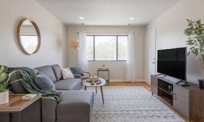 Waldron Apartamento | Ultra Clean, King bed, garage, back yard