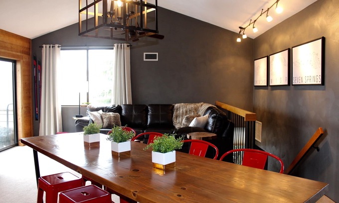Seven Springs Condominio | Ultra-hip / family friendly- SKI IN / SKI OUT- Reserve ahora para tarifas reducidas de invierno