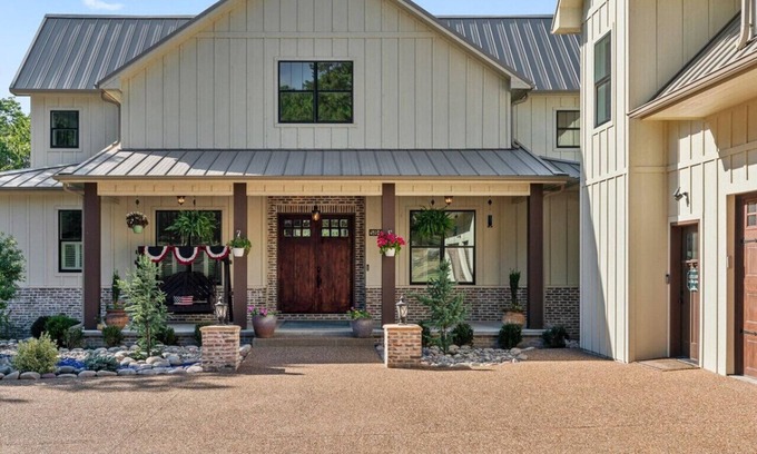 Eureka Springs Casa | Ultra Luxe Home in Eureka