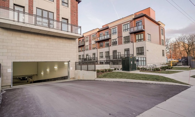 Rathwood Condominio | Ultra luxurious 3 BR 2 Bath 1 Parking Toronto Airport And Sq1