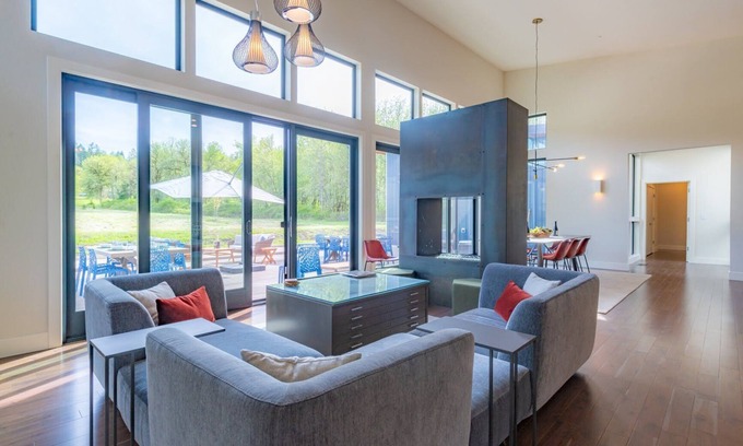 McMinnville Casa | Ultra Luxurious Green Acres of Hidden Hills!