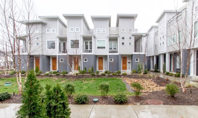 Chestnut Hill Casa | ALMOHADILLA ULTRA MODERNA ✦ MINS TO D'TOWN ✦ COMFY BEDS