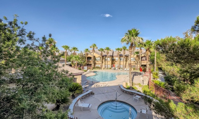 Las Vegas Condominio | Ultra-modern poolside condo with mountain view