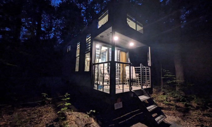 Bellaire Cabina | Ultra Modern Tiny Home with AC Full Kitchen and Laundry near Torch Lake