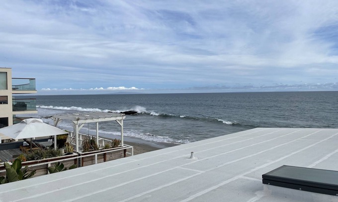 Central Malibu Condominio | Ultra Premium Malibu Road Beach House with AC PRIVATE BEACH