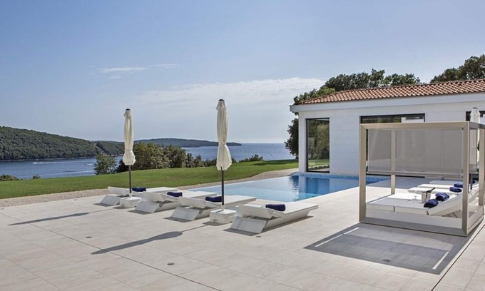 Municipality of Vrsar Casa | Ultra Sleek Villa Modern With 5 Rooms and Large Pool, Gym&Spa