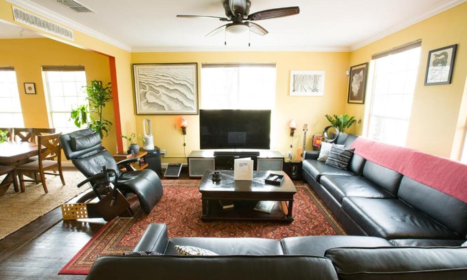 East Cesar Chavez Casa | Ultramodern, High-tech House an Eight-Min Walk to Rainey St