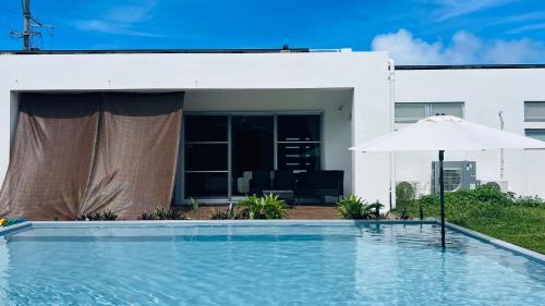 Miyakojima Casa | UmiOto ウミオト 夫婦 カップル 女性一人旅に大人気のナイトプール付き ゲストハウス 宮古島