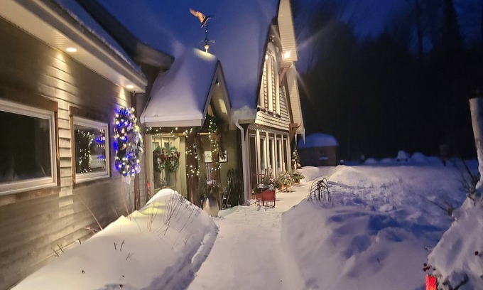 Val-des-Bois Cama Y Desayuno | Un endroit pour se détendre, jouer et rêver! / A place to relax, play & dream!