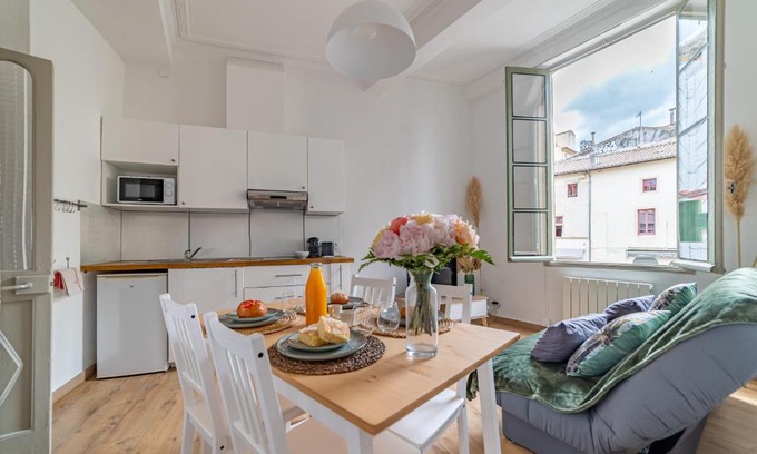 Nimes City Centre Apartamento | Un pied à terre avec terrasse à la Cathédrale - Une Nuit à Nîmes