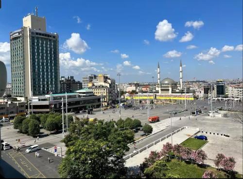 Gumussuyu Mahallesi Apartamento | Unbeatable View, Cozy Penthouse with Terrace in Taksim Square