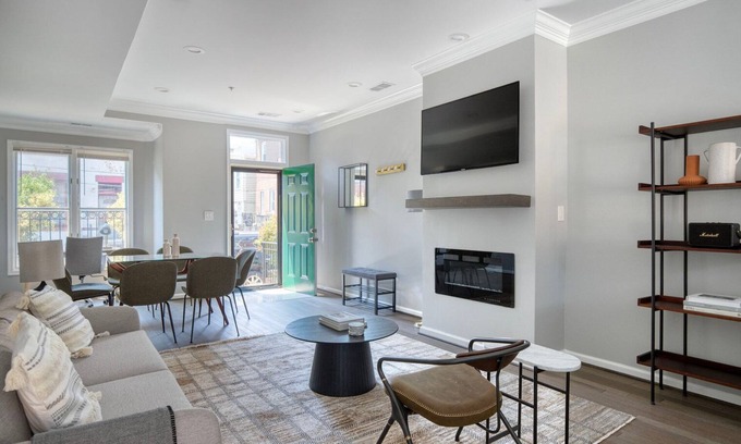 Le Droit Park Apartamento | Unbelievable Shaw 2BR w/ Backyard & W/D, nr Nightlife, by Blueground