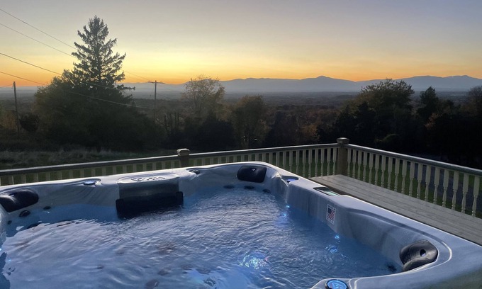 Hollowville Casa | Unbelievable Skyview New with Catskill views, 3 bedrooms with hot tub, 2 hrs nyc