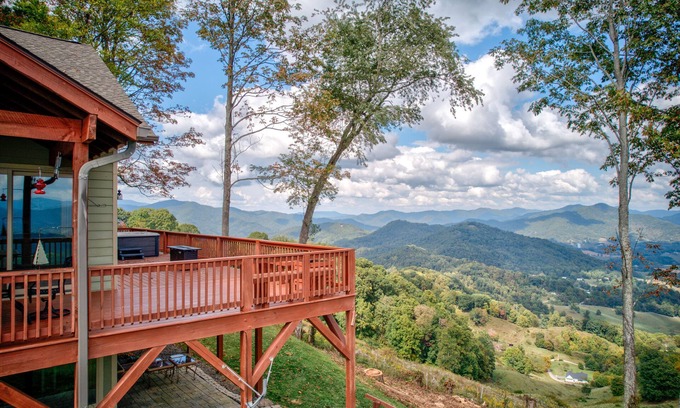 Waynesville Cabina | Unbelievable Views, Hot Tub, Fire Pit, Fire Table, Indoor Fireplace