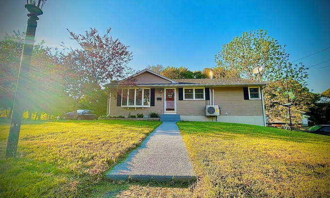 Montville Casa | Uncasville Getaway “The Lovely Scape Retreat” 5 minutes to the Mohegan Casino.