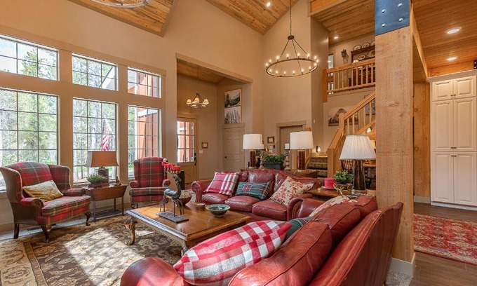 Island Park Casa | Uncle Chris Cabin by KABINO Air Conditioning Smart TVs Chefs Kitchen Spacious WiFi Grill Bills Island Reservoir Fishing