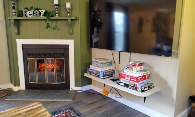 Scottsburg Casa | Uncle Nelson's Woodland Hideaway! Scottsburg, VA