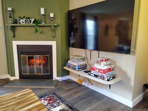 Scottsburg Casa | Uncle Nelson's Woodland Hideaway! Scottsburg, VA