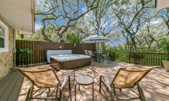 Universal City Casa | Under the Oaks, a charming, romantic retreat with hot tub and sauna