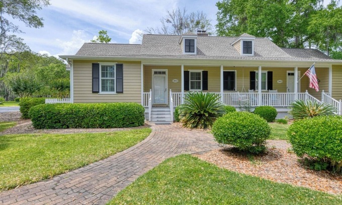 Murrells Inlet Casa | Under the Oaks - Cottage at Wachesaw Plantation, Dog Friendly