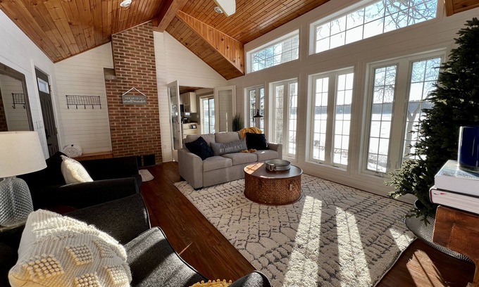 Montello Casa | 🌳🏡 "Under The Oaks" on Buffalo Lake: Just 30min to WI Dells & 1hr to Madison