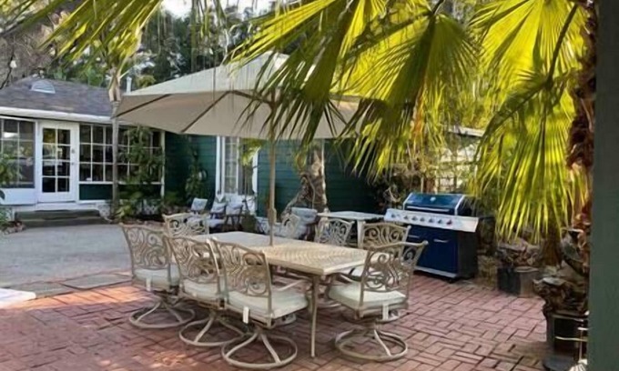 Mission Canyon Casa | Garden Party Retreat con arte, antigüedades, una biblioteca, un Steinway, ¡Se admiten mascotas!