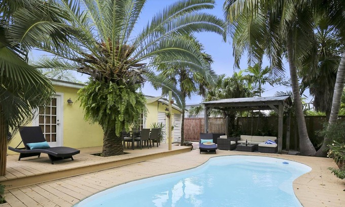 Midtown Casa | Under The Palms by AvantStay | Private Pool | Outdoor Dining | Close to Beach