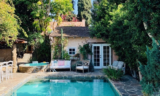 Mar Vista Casa | Debajo de la cabaña toscana del sol con piscina de piedra en el oeste de Los Ángeles