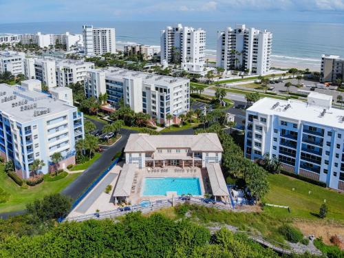 New Smyrna Beach Apartamento | Undersea Retreat: Coastal Charm Walk to Beach Access with Amenities Galore OW4-406