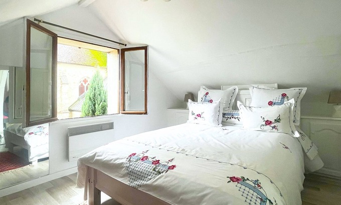 Provins Casa | Une belle maison donnant sur une cour privative au pied de l’église Saint Ayoul!