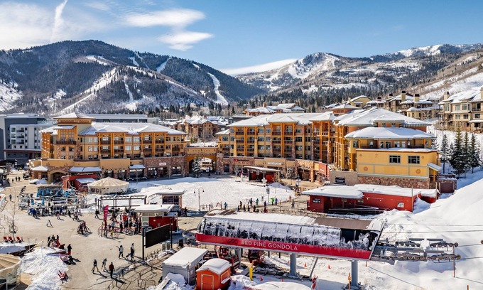 Park City Condominio | Sundial Studio in the heart of Canyons Village, outdoor pool/hot tubs, near hiking/biking C415A