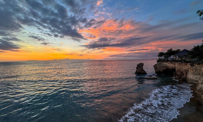 Treasure Beach Cabaña | Acogedora cabaña junto a la playa con balcón al atardecer, playas privadas, piscina al aire libre y aire acondicionado