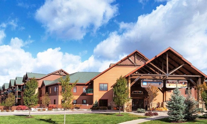 Lake Delton Complejo | Unforgettable Family Fun at Wyn. Glacier Canyon- Water Park Passes Included-2 Bd