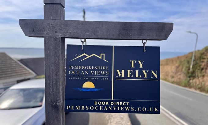 Penycwm Apartamento | Unforgettable sea views, Hot tub, Modern property