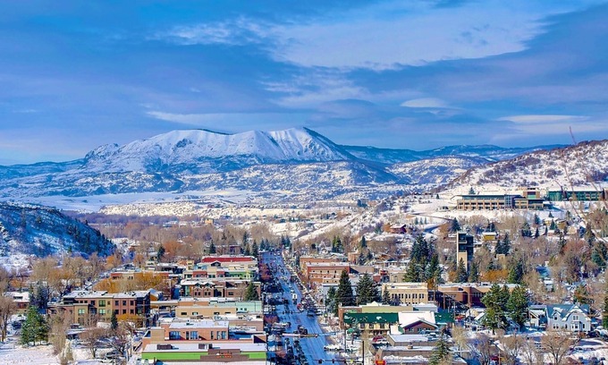 Steamboat Springs Casa | Unforgettable Views-Private Shuttle-Walk 2 Town/Trails+Big Garage-Deck-Fenced Patio-Grill-W/D-DogsOK
